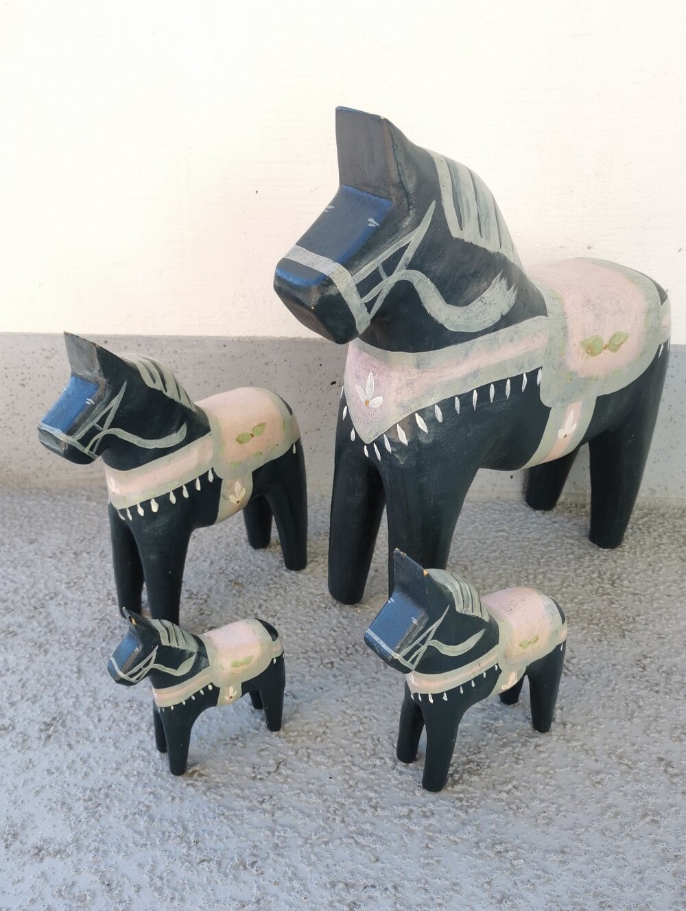 Rare Set of 4 Vintage Hand Carved Wooden Dala Horses - Swedish Folk Art Decor